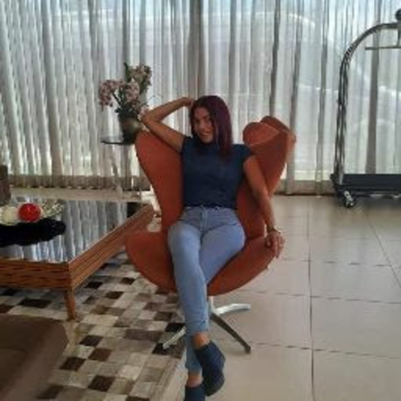 Profile Picture of Sixta Velasquez (@sixtavelasquez) on Poshmark