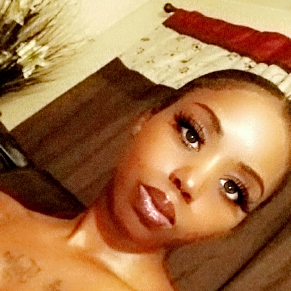 Profile Picture of Valeria Thomas (@valeriat92) on Poshmark