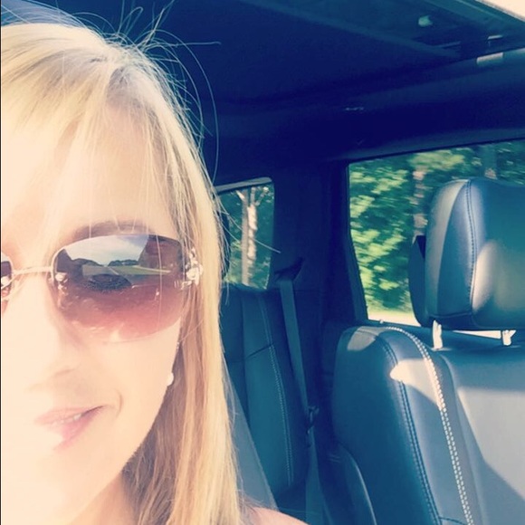 Profile Picture of Michelle Crutcher (@mcrutcher67) on Poshmark