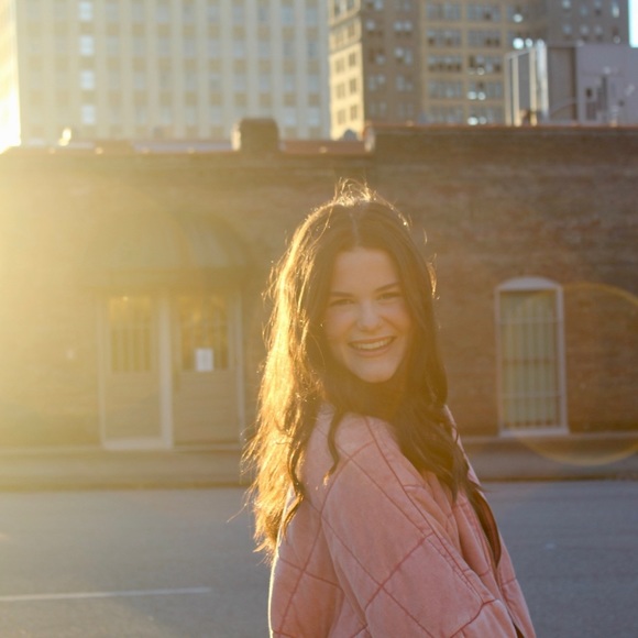 Profile Picture of Madelyn Bailey (@madelynbbailey) on Poshmark