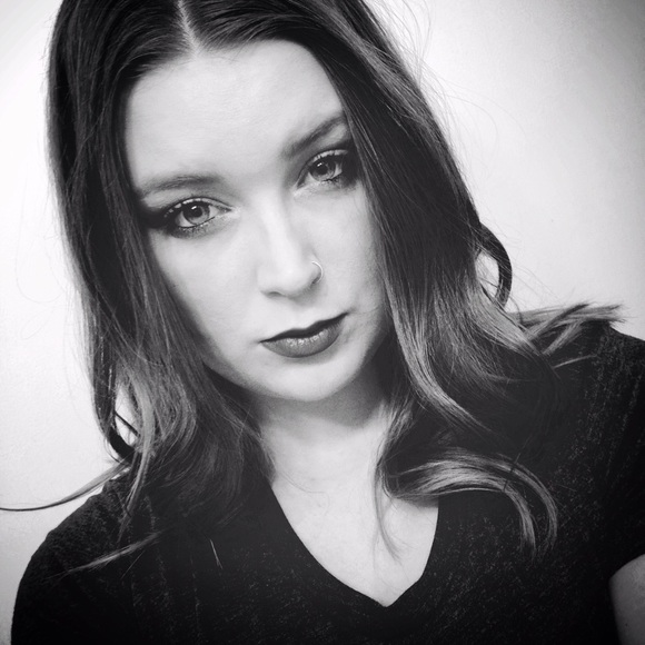 Profile Picture of Carolynn Houldsworth (@carolynn27) on Poshmark