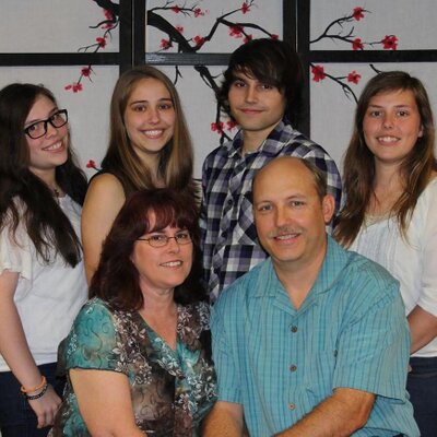 Profile Picture of Lisa Schiferl (@@mome4six) on Twitter