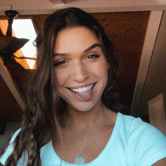 Profile Picture of Julia Andrew (@juliamaeandrew) on Poshmark