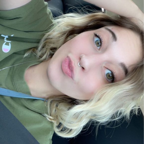 Profile Picture of Lizzy Ahneman (@eahneman) on Poshmark