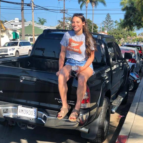 Profile Picture of Carly Gonzalez (@carlygonzale950) on Poshmark