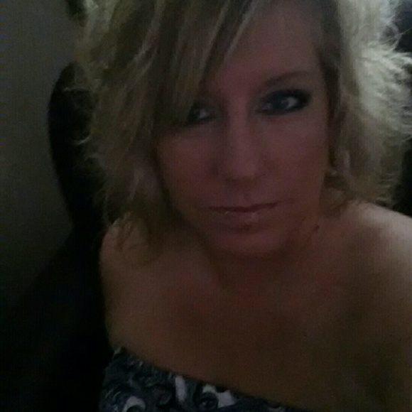 Profile Picture of Amy Gordon (@agordon419) on Poshmark