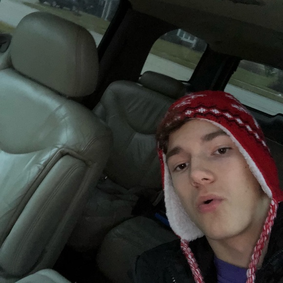 Profile Picture of Andrew Kinney (@kinneand000) on Poshmark