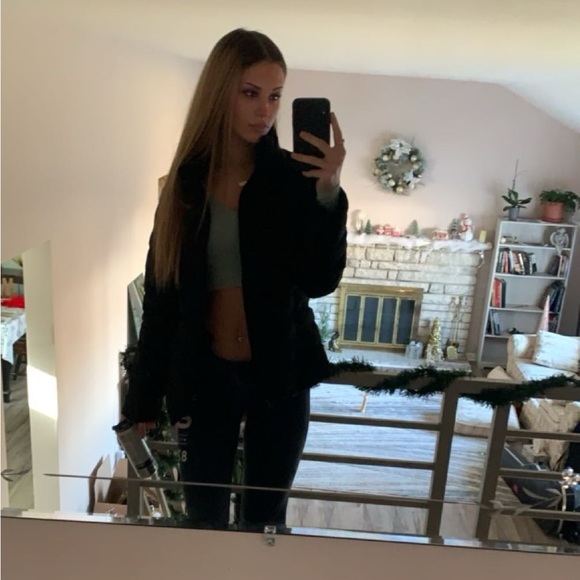 Profile Picture of Arianna Treppiedi (@ariannanicole__) on Poshmark
