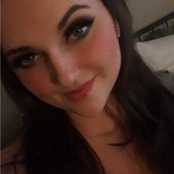 Profile Picture of Alexis Wenger (@agw46) on Poshmark