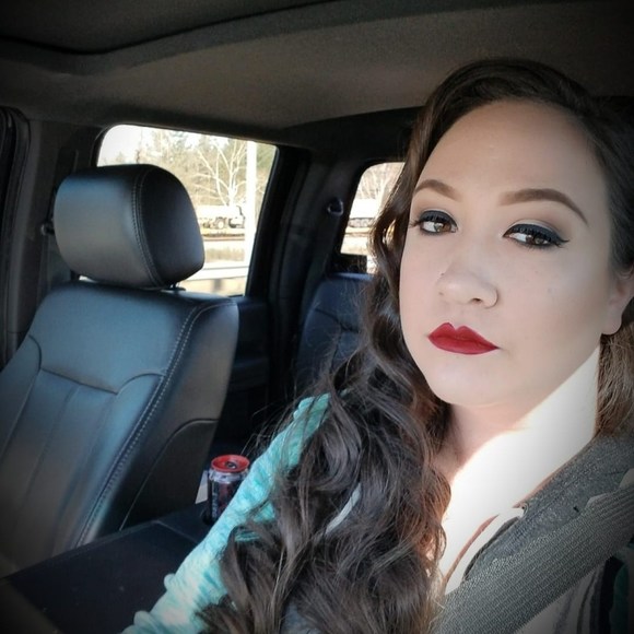 Profile Picture of Devyn Wolfe (@devynwolfe) on Poshmark