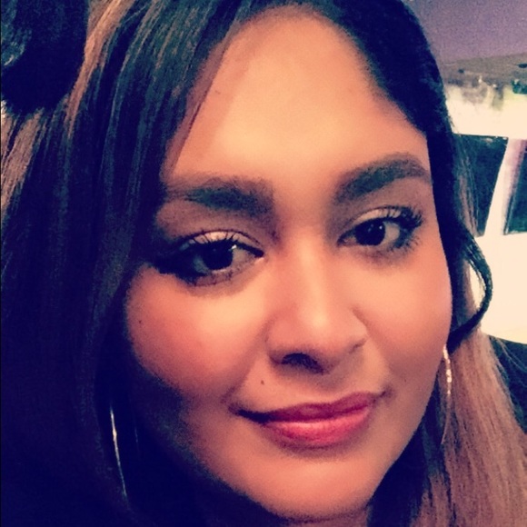 Profile Picture of Julia Arroyo (@juliaherarroyo) on Poshmark