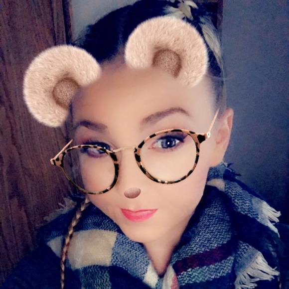 Profile Picture of Samantha Owen (@samiikaye) on Poshmark