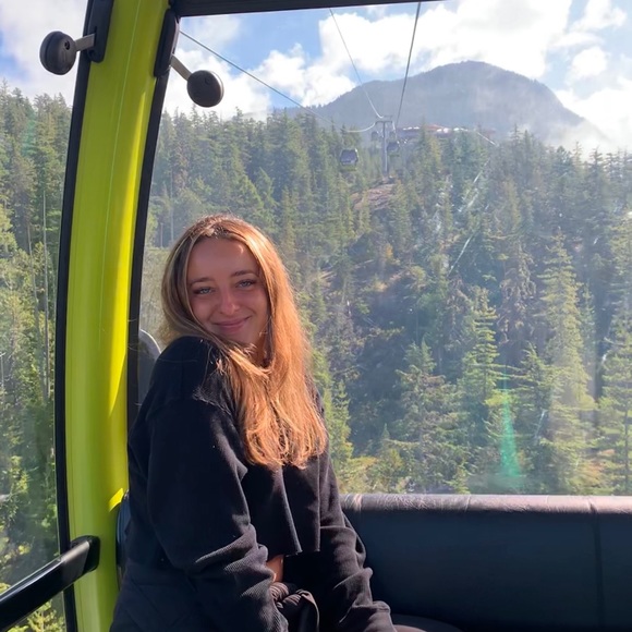 Profile Picture of Flora Kowalska (@floralola) on Poshmark