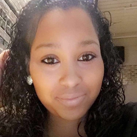 Profile Picture of Jennifer Espinal (@jennifer122092) on Poshmark