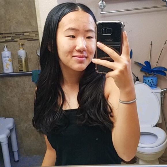 Profile Picture of Lilly Holsworth (@lillyholsworth) on Poshmark