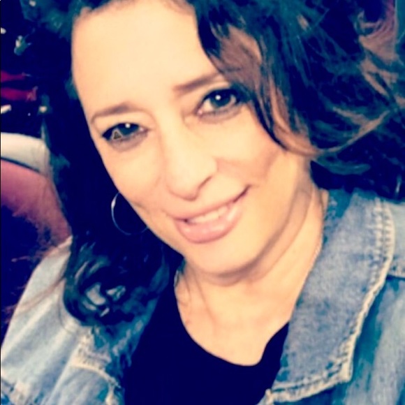 Profile Picture of Lynne Davies (@lcards25) on Poshmark