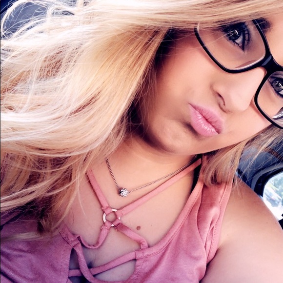 Profile Picture of Stefanie Matthews (@xoxo_stefanie4) on Poshmark