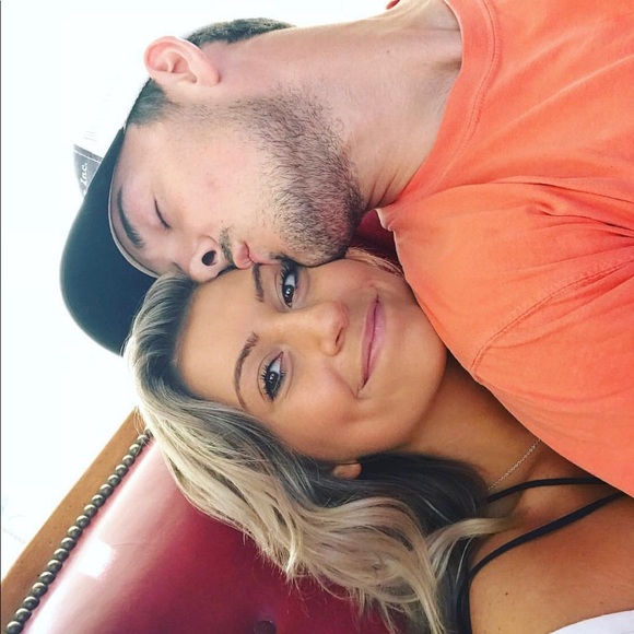 Profile Picture of Taylor Zollner (@tayzoll1) on Poshmark