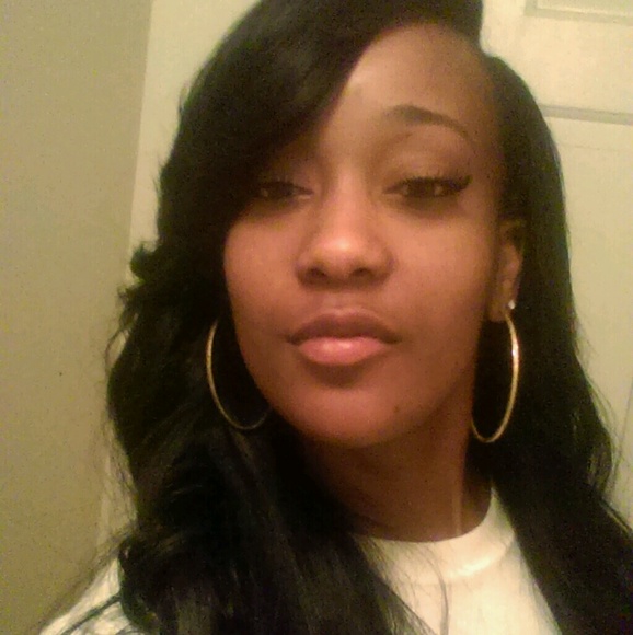 Profile Picture of Latoya Roberts (@toytoyredbone) on Poshmark