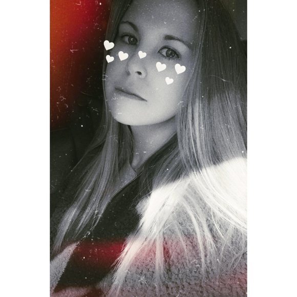 Profile Picture of Abbey Burton (@abbs7787) on Poshmark