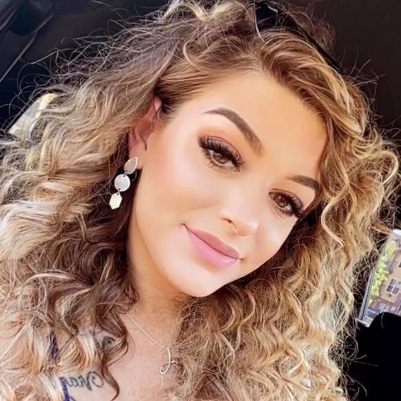 Profile Picture of Jordan Whitfield (@jordan_lynn15) on Poshmark