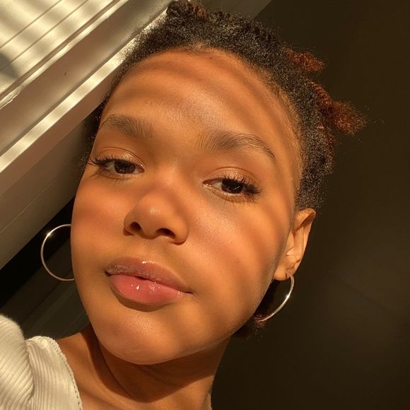 Profile Picture of Milly Dilone (@michaxoo) on Poshmark