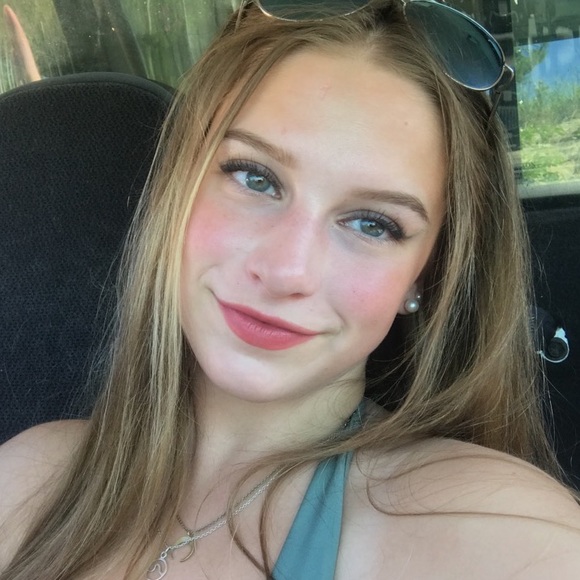 Profile Picture of Alicia Rockness (@aliciarockness) on Poshmark