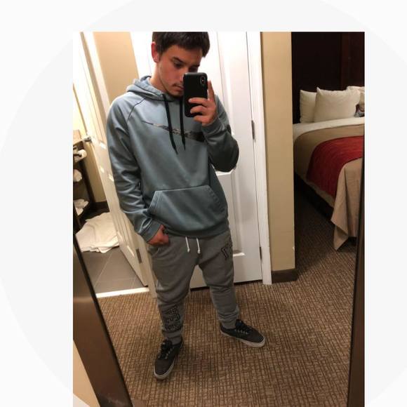 Profile Picture of Evan Castello (@evanc17) on Poshmark