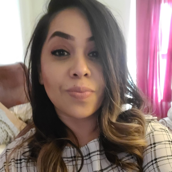 Profile Picture of Flora Moreno (@floramoreno) on Poshmark