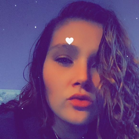 Profile Picture of Taylor Conover (@tconover61722) on Poshmark