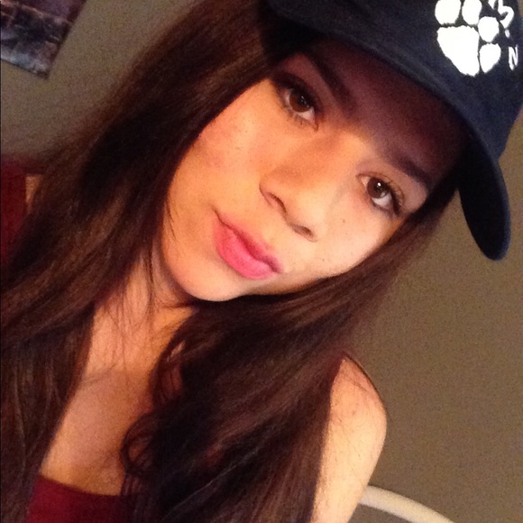 Profile Picture of Brianna Alvarez (@briannaalva) on Poshmark