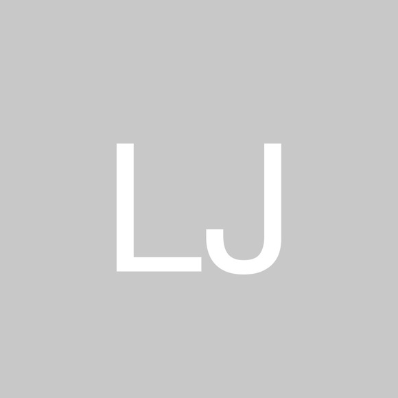 Profile Picture of Laura James (@lauragjames) on Poshmark