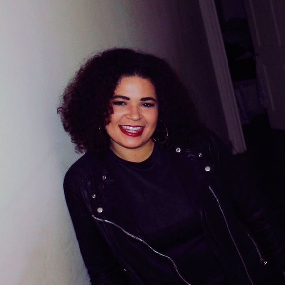 Profile Picture of Cara Meadows-smith (@caralouisems) on Poshmark