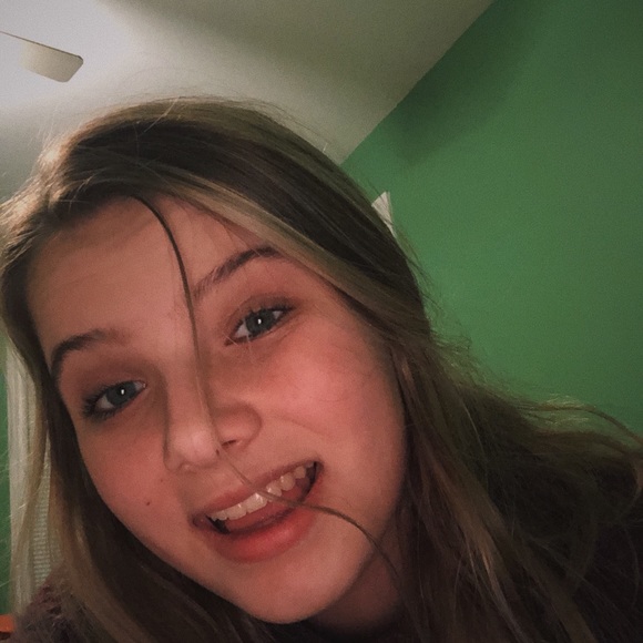 Profile Picture of Sasha Nached (@sasha032404) on Poshmark
