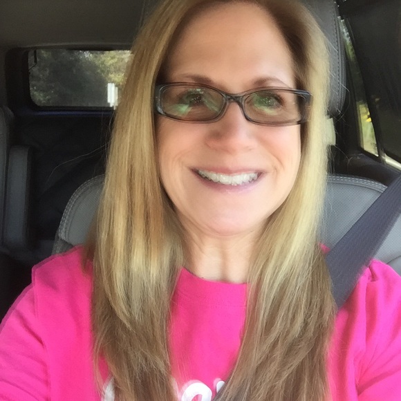 Profile Picture of Sue Goodeaux (@suegoodeaux) on Poshmark