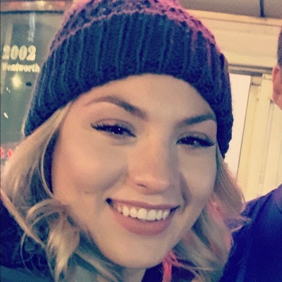 Profile Picture of Sam Balaton (@samsammie) on Poshmark