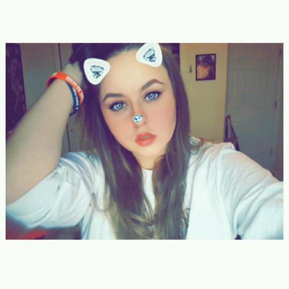 Profile Picture of Haley Barkus (@haleybarkua) on Poshmark