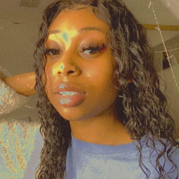 Profile Picture of Leah Webber (@leahjmw) on Poshmark