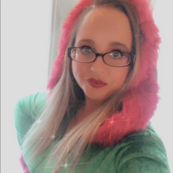 Profile Picture of Krystal Albert (@gummybear1229) on Poshmark