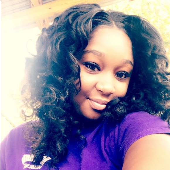 Profile Picture of Shannon Foster (@shannonf10) on Poshmark