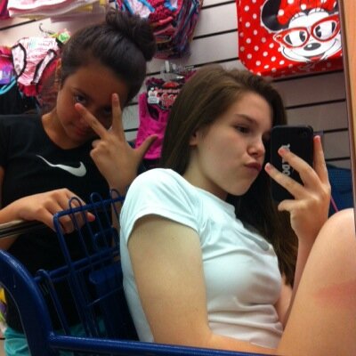 Profile Picture of Leah (@Leahveal) on Twitter