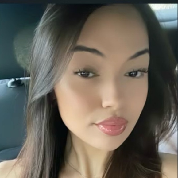 Profile Picture of Kristina Katsanos (@kriskatsanos) on Poshmark