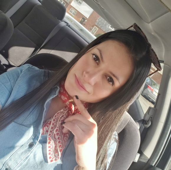Profile Picture of Daiduvi Perozo perozo (@daiduvi) on Poshmark