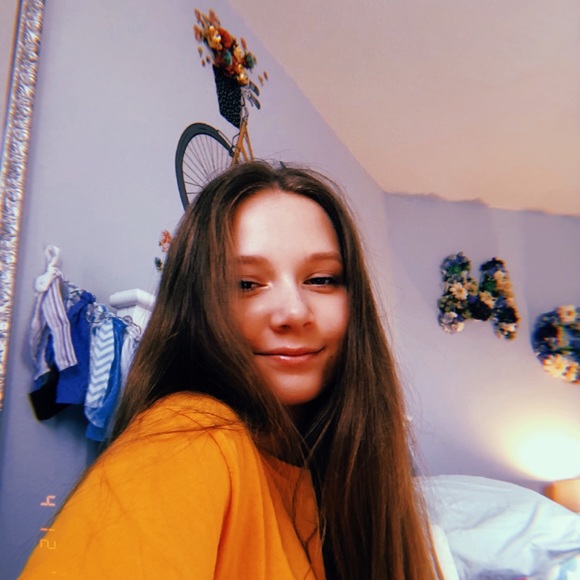 Profile Picture of Maddi Stechmann (@maddistechmann) on Poshmark