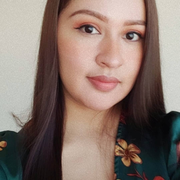 Profile Picture of Vanessa Rosas (@vanessa09941) on Poshmark