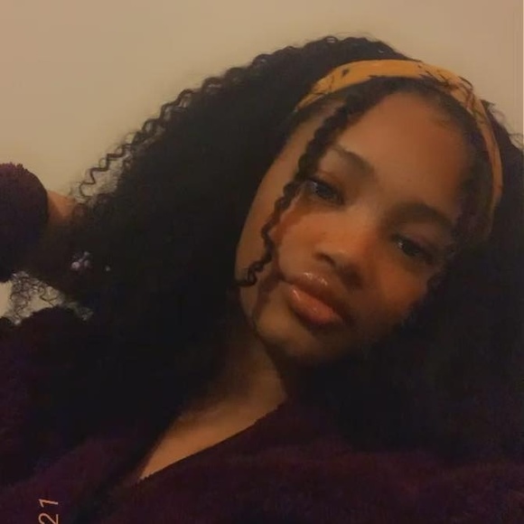 Profile Picture of Paige Simon (@paige1416) on Poshmark