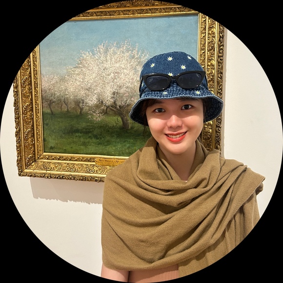 Profile Picture of Qidian Gao (@moyunaquamarine) on Poshmark