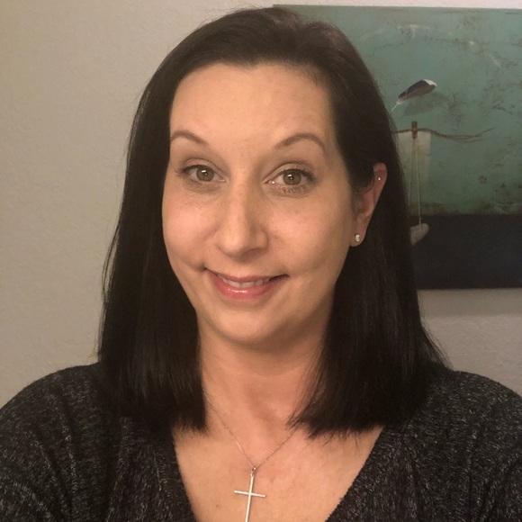 Profile Picture of Valerie Helmken (@vjrobinson1972) on Poshmark