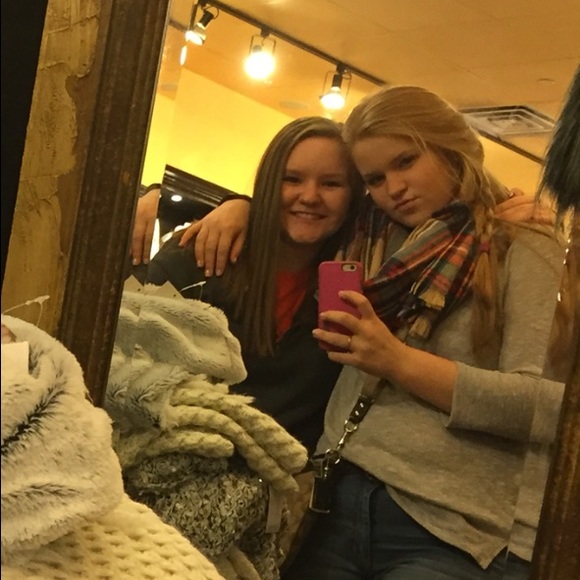 Profile Picture of Avery Scott (@averyelle) on Poshmark