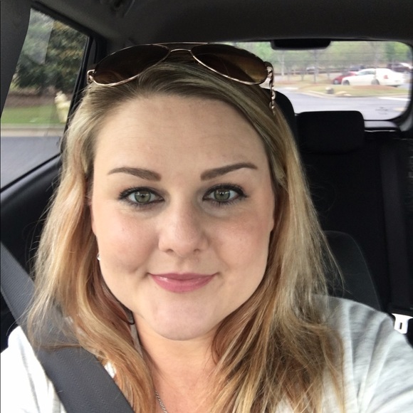 Profile Picture of Erica Case (@ecase920) on Poshmark